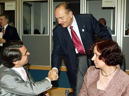 El presidente francés, Jacques Chirac, saluda a José María Aznar y a Ana Palacio, ayer en Salónica.
/ AFP