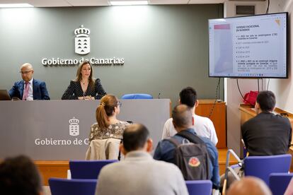 La consejera de Turismo y Empleo, Jessica de león, y el director general de Ordenación, Formación y Promoción Turística, Miguel Ángel Rodríguez, el miércoles en Santa Cruz de Tenerife.