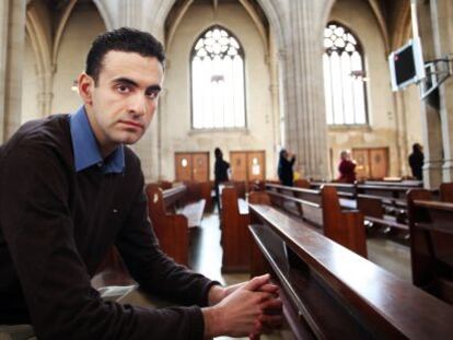 Miguel Hurtado, víctima que destapó el escándalo de abusos en el Monasterio de Montserrat (Barcelona), fotografiado en una iglesia de Londres, en febrero de 2014.
