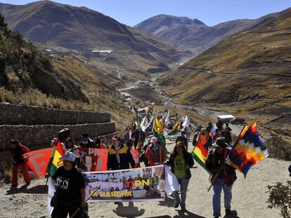 Marcha de protesta en 2008 de las comunidades ind&iacute;genas que rechazan el proyecto de Evo Morales en el TIPNIS.
