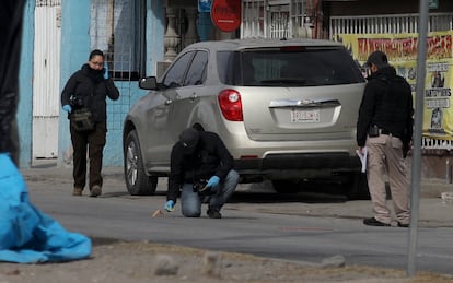 Las columnas de humo negro podían verse desde la calle. Antes del motín, la policía vivió dos enfrentamientos con supuestos delincuentes en las calles de la ciudad, que se saldaron con dos hombres abatidos. En la imagen, un grupo de peritos revisa material balístico a las afueras del Cereso. 