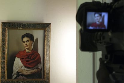 La exposición 'Las apariencias engañan: los vestidos de Frida Kahlo', en México, muestra 300 objetos personales de la pintora. En la imagen, foto de Kahlo en la Casa Azul, donde vivió la artista.