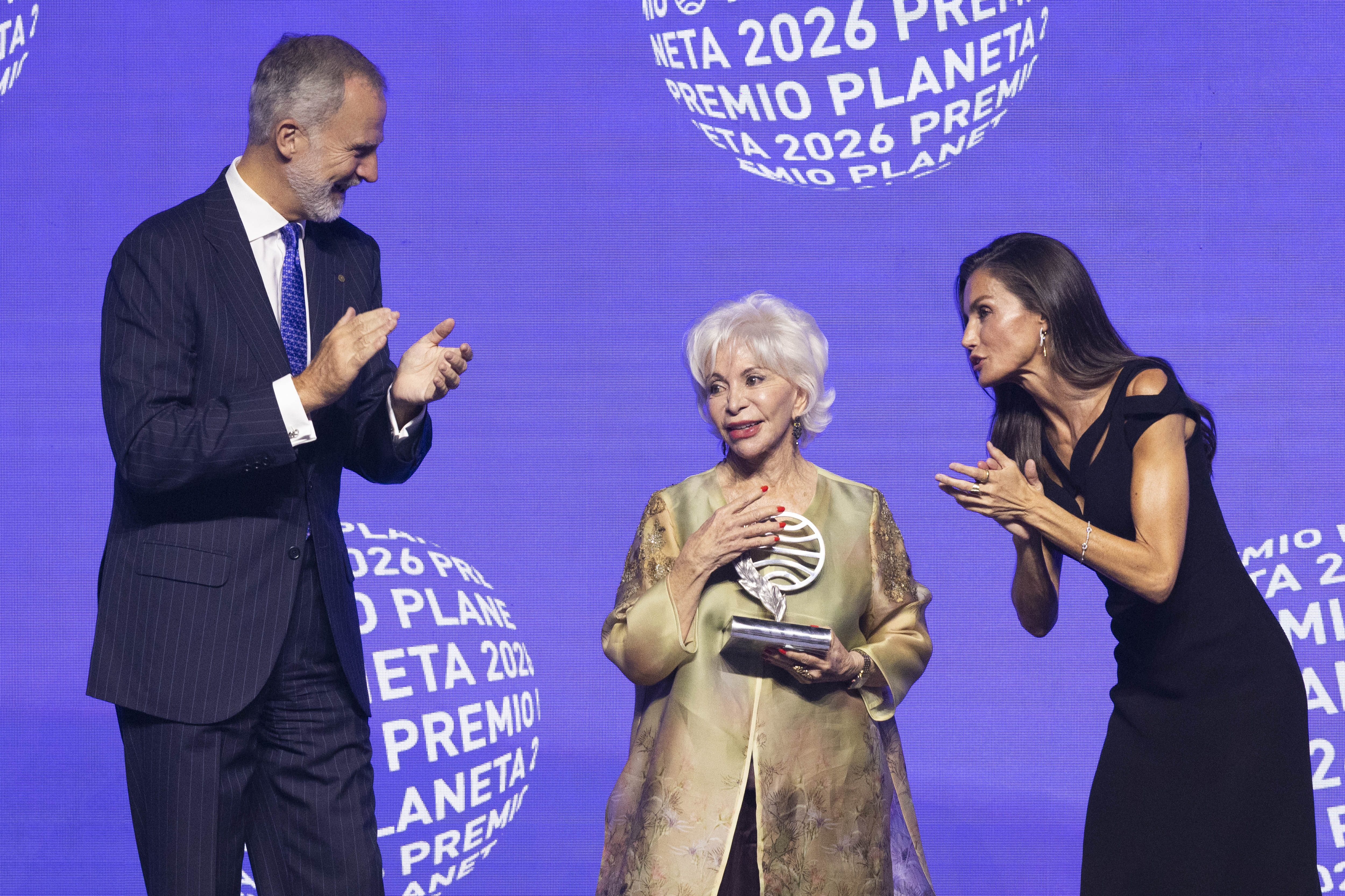 La escritora Isabel Allende gana el 75.º Premio Planeta durante la gala de entrega celebrada en la Fira de Barcelona, con la presencia de los Reyes de España.