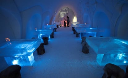 Restaurante de hielo en el castillo de nieve de LumiLinna, en Kemi (Finlandia).