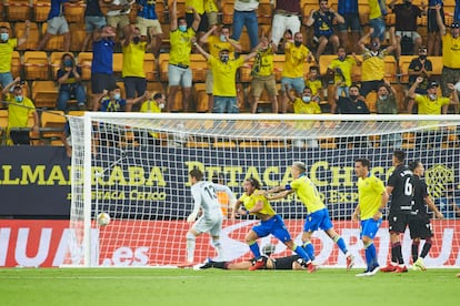 Alfonso 'Pacha' Espino celebra el empate del Cádiz.