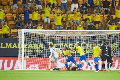 Alfonso 'Pacha' Espino celebra el empate del Cádiz.