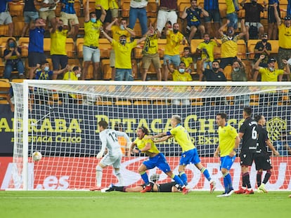 Alfonso 'Pacha' Espino celebra el empate del Cádiz.