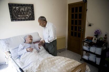 Antonio Araújo, de 99 años, y su mujer, Julia Álvarez, de 94, en su vivienda de Amoeiro.