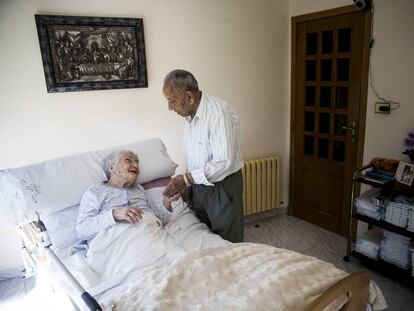 Antonio Araújo, de 99 años, y su mujer, Julia Álvarez, de 94, en su vivienda de Amoeiro. 