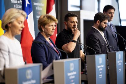 Desde la izquierda, Ursula von der Leyen, Viola Amherd, Volodímir Zelenski, Gabriel Boric y Justin Trudeau, este domingo durante la rueda de prensa que ha clausurado la Cumbre por la Paz en Ucrania, en Stansstad (Suiza). 