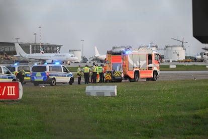 Policía en el aeropuerto de Stutgart, donde varios miembros de Última Generación se colaron para protestar contra el uso de combustibles fósiles, este jueves.