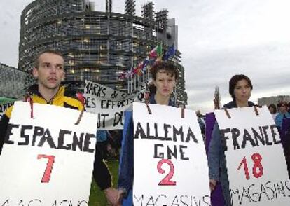 Trabajadores de Marks and Spencer se manifiestan ante el Parlamento Europeo, en Estrasburgo, el pasado 3 de abril.