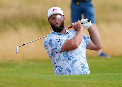 Jon Rahm durante la práctica del 152º Open Británico en Escocia, Gran Bretaña, este miércoles.