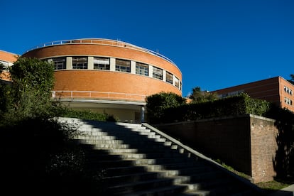 Fachada de la Facultad de Filosofía donde se encontraba la pintada antifranquista realizada en 1947 por la FUE.