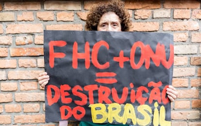 Manifestante mostra cartaz contra a ONU e FHC.