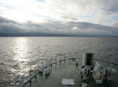 El Sol y la proa del 'Jan Mayen' desde el puente