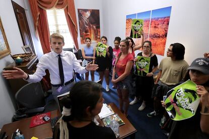 Los manifestantes se han concentrado en 13 ubicaciones diferentes, entre los edificios de la Cámara de Representantes y del Senado, según la portavoz de la Policía del Capitolio, Eva Malecky. En la imagen, un grupo de manifestantes en el despacho del senador por Arizona, Jeff Flake, en el Capitolio, Washington (EE UU).