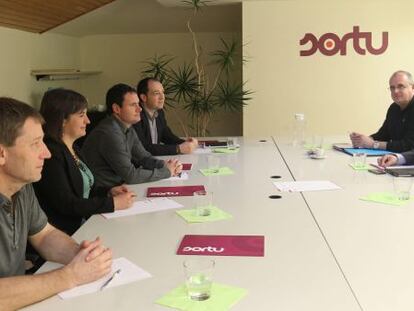 Rufi Etxeberria, Maribi Ugarteburu, Hasier Arraiz y Pernando Barrena, frente a Andoni Ortuzar y Joseba Egibar, en la cita de 2013 en la que formalizaron relaciones.