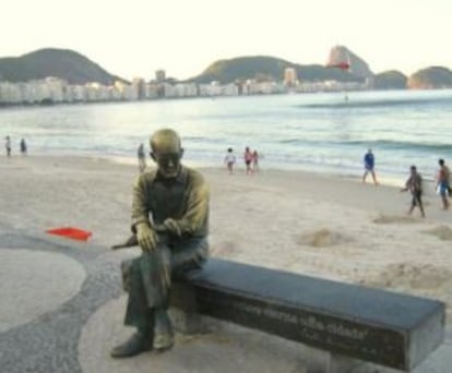 Escultura de Carlos Drumond de Andrade en una playa de Copacabana.