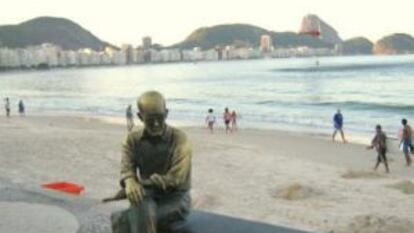 Escultura de Carlos Drumond de Andrade en una playa de Copacabana.