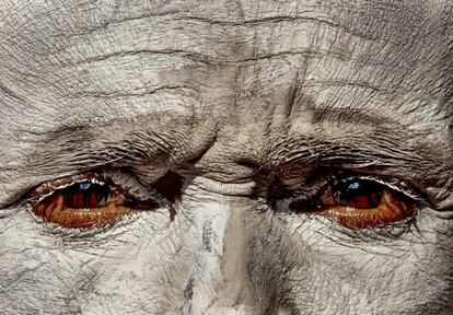 Detalle de un sadhu, monje hind, que asiste a los preparativos del festival de Maha Shivratri, en el templo de Pashupati en Katmand (Nepal).