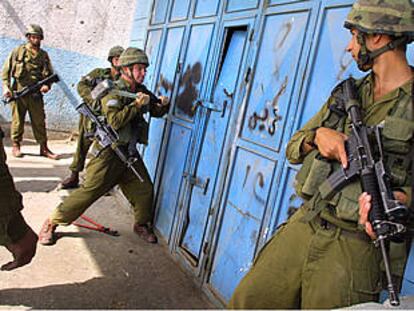 Soldados israelíes, ayer, en una operación de registro casa por casa en la ciudad cisjordana de Nablús.