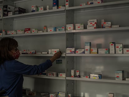 Una farmaceuta revisa los medicamentos en una droguería en el Estado de México, en abril de 2021.