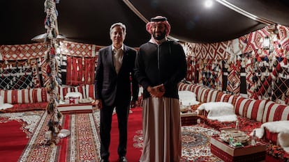 El secretario de Estado de EE UU, Antony Blinken (izquierda), junto al príncipe heredero saudí, Mohamed Bin Salmán, en Al Ula (Arabia Saudí), el 8 de enero.