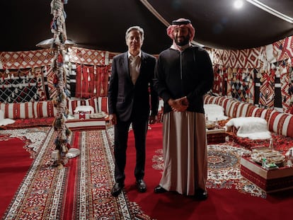 Antony Blinken, este lunes con el príncipe Mohamed bin Salmán en la ciudad de Al Ula.