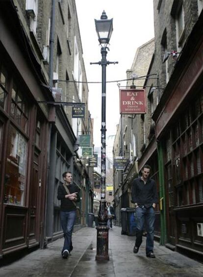 En Artillery Lane, una de las calles principales de Whitechapel, se suceden los restaurantes, las tiendas y las sastrerías.