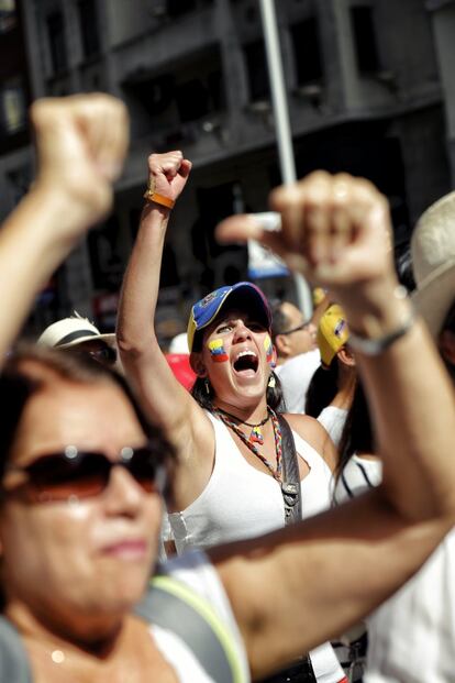 Una manifestante participa en la marcha contra el Gobierno de Venezuela.