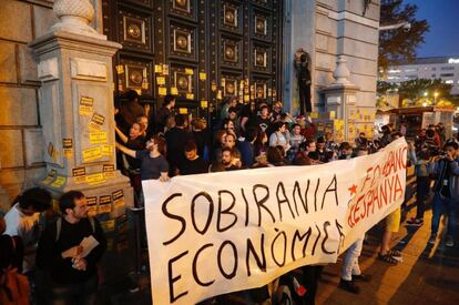 Membres dels Comitès de Defensa de la República (CDR) es concentren davant del Banc d'Espanya a Barcelona.