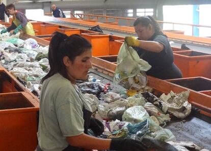 Mujeres, en una planta de separación de residuos en Argentina