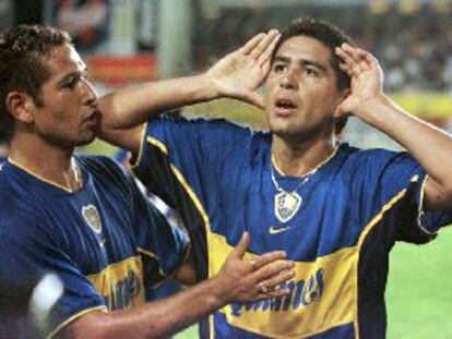 Riquelme celebra su gol a River frente al palco y llevándose las manos a las orejas.