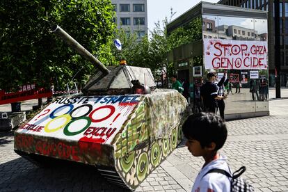 Un tanque durante una protesta frente al Comité Olímpico donde los protestantes exigían vetar a Israel de los Juegos Olímpicos de 2024, en París, Francia, el 6 de junio.