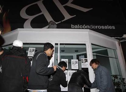 Los compañeros de Álvaro Ussía empapelaban ayer la entrada de El Balcón de Rosales con su foto.