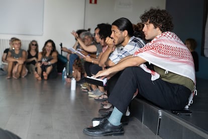Ricci Galiano con sus compañeros en la tercera asamblea del encierro, el 4 de septiembre de 2025.