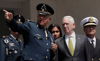 El exsecretario de Defensa de México, Salvador Cienfuegos Zepeda y el secretario de Defensa de Estados Unidos, Jim Mattis, durante una ceremonia de recepción en la Ciudad de México, el viernes 15 de septiembre de 2017. 