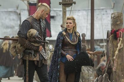 Bjorn, espada bajo el brazo, y Lagertha, en un fotograma de la serie 'Vikingos'.