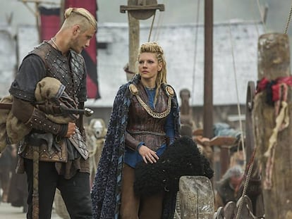 Bjorn, espada bajo el brazo, y Lagertha, en un fotograma de la serie 'Vikingos'.