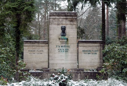 Tumba de Friedrich Wilhelm Murnau junto a la de sus hermanos Robert y Bernhard.