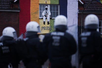 Agentes de la policía alemana durante el desalojo de activistas medioambientales en Lüetzerath, este miércoles. 