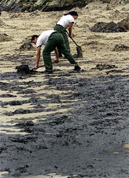 Cadetes de la Marina ayudan a limpiar de fuel la playa de Caion.