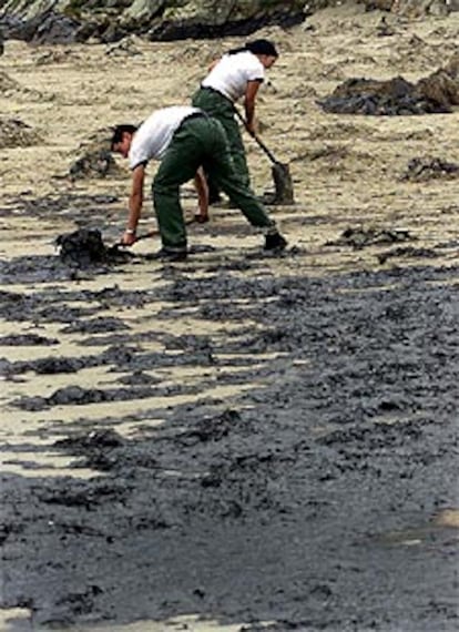 Cadetes de la Marina ayudan a limpiar de fuel la playa de Caion.