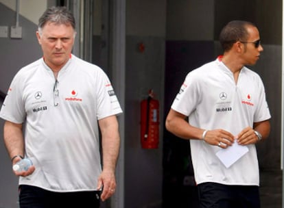 El director deportivo de McLaren, Dave Ryan, y Lewis Hamilton abandonan la Oficina de Control de Carreras en Sepang.