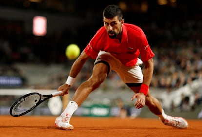 Djokovic, durante el partido contra Zverev en la Chatrier.