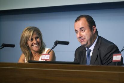 Núria Cabutí y Jesús Badenes, durante su intervención en el acto de clausura del 20º Master de Edición de la Universidad Pompeu Fabra.
