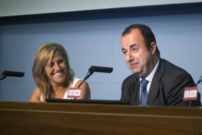 N&uacute;ria Cabut&iacute; y Jes&uacute;s Badenes, durante su intervenci&oacute;n en el acto de clausura del 20&ordm; Master de Edici&oacute;n de la Universidad Pompeu Fabra.