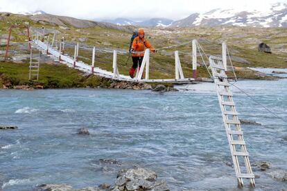 El también llamado Sendero Ártico recorre 800 kilómetros y cruza 15 veces líneas fronterizas al serpentear entre Noruega, Suecia y Finlandia. Es la ruta senderista de largo recorrido más septentrional de Europa. Lo mejor es emprenderla de julio a septiembre, lo que da oportunidad de tener tiempo suficiente (unos 45 días de marcha moderada con mochila) para completarla. Está bien marcada y tiene una fiable red de cabañas. El Nordkalottleden se hizo realidad en 1993 y lleva a los aventureros por amplios espacios pasando por lagos, glaciares y gargantas. Posibles puntos de inicio y final: Kautokeino, en Noruega (norte); Sulitjelma, en Noruega (sur), o Kvikkjokk, en Suecia. Distancia total: 800 kilómetros. Más información: <a href="https://www.nationalparks.fi/" target="_blank">nationalparks.fi</a> y <a href="https://www.traildino.com/" target="_blank">traildino.com</a>