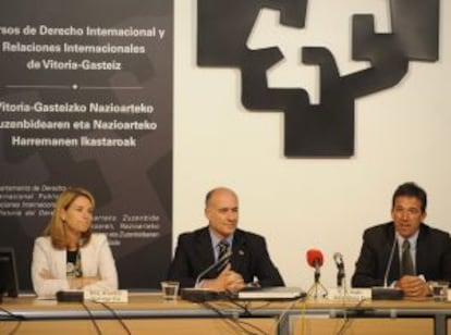 Arantza Quiroga, ayer junto a Iñaki Goirizelaia y Juanjo Álvarez, en Vitoria.